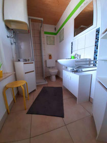 Bad mit Dusche und WC