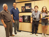 El jurat, amb la premiada en categoria infantil i les fotos guanyadores.