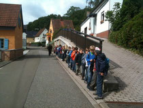 im Gänsemarsch durch die Engstelle an der Hauptstraße