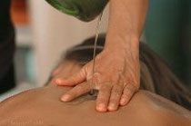 Wellness-Massage, Öl auf dem Rücken