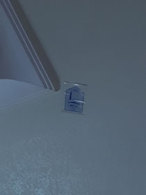 Richtung Mekka, Aufkleber an der Zimmerdecke für religiöse Eiferer