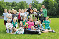 Alexander Berwing hat den Kindern der Grundschule Obenstrohe gezeigt, worauf es bei der Sportart Rugby ankommt.