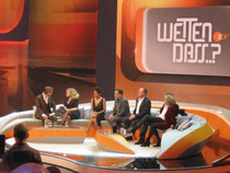 Viele Stars wie die Schauspieler Halle Berry und Tom Hanks waren bei der „Wetten, dass..?“-Sendung aus Bremen dabei. Sie sind die zweite und dritte Person auf der Couch von links gezählt.