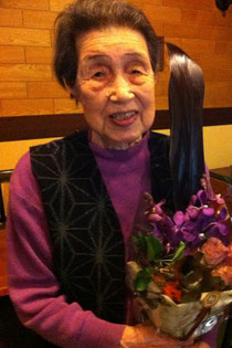 初代、八重ちゃん。101歳のウェイトレス。日本一暑い街・岐阜県多治見市で創業昭和50年 (1970)、ノスタルジックな昭和テイストで寛げるカフェ、喫茶木馬（もくば）。本当の本物のおいしい珈琲コーヒーの店。粗挽きネルドリップで淹れる本格コーヒー。