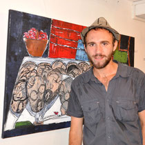 Loïc Damade vor seinem Bild "Taxi Brousse" bei der Vernissage in Tana.