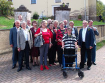 Jubelkonfirmanden vor der Kirche