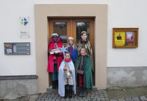 Sternsinger vor dem Pfarramt