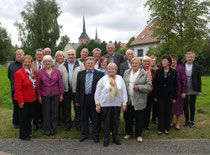 Die Jubilare vor der Heimatkirche 