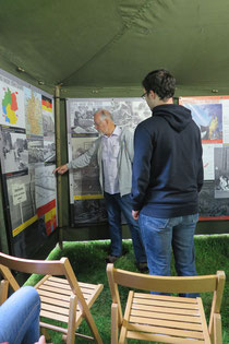 Albrecht Kaul erklärt einem Besucher die Ausstellung
