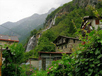滝の音が響く静かなイタリアの山村ボルゴノーヴォ。
