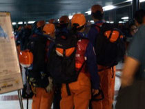 スカルノ・ハッタ国際空港にて帰路につく国際緊急援助隊。
