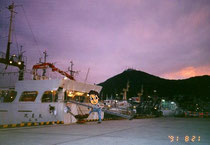 夕焼けに函館山のシルエットが浮かぶ。（1991年8月）