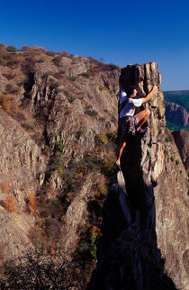 Kletterer an Felsen auf dem Rotenfels