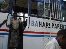 Sarah steigt aus dem Schulbus, der die Kinder in die Bahari Parents Academy bringt.
