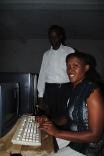 Computerlehrerin Sharon Chepkemoi und Headteacher Kenneth Obura im Computerraum der Schule.