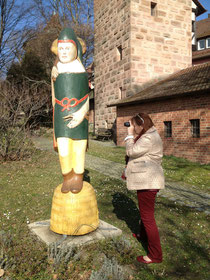 Dorit Schatz mot dem Zeidlarius Norimbergensis unterhalb der Nürnberger Burg