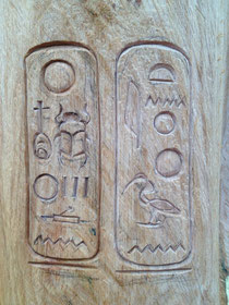 Hieroglyphen in 2 Kartuschen auf dem Oberarm des Echnaton