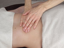 massage du ventre avec les deux mains