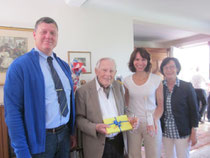 Foto: Hannelore und Peter Conradt zwischen FDP Generalsekretärin Judith Skudelny und dem Ortsvorsitzenden Roland Zitzmann