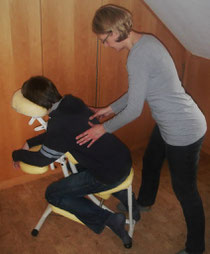 Eine Shiatsu Rücken Vitalmassage auf dem Massagestuhl