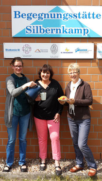 Annette Holaschke, Ekka Lühring und Bärbel Weber mit Frühstück