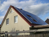 7,6 kWp, Module von Jinko Solar, Wechselrichter von Danfoss, Gestell von Altec