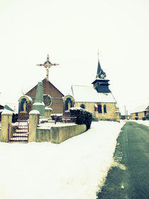 Monument au morts et église - Photographie M. Gauthier janvier 2013