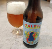 Caleya en Asturias son los caminos y el Pitu Caleya, imagen de esta cervecera, es el pollo que se cria asilvestrado corriendo por ellos!