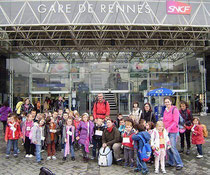 Les élèves devant la gare de Rennes.