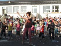Danse dans la cour de l'école.