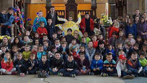 Les enfants devant l'autel de l'église Saint-Pierre