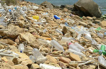 Plastikmüll am Strand in Italien