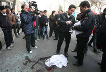 La policía recabó pruebas en el lugar donde se produjo un atentado que causó la muerte del científico y profesor universitario, Mustafá Ahmadi Roshan (EFE)