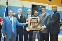 Los directivos de ASOBAE y el Comité Organizador entregan la placa de la dedicatoria de la justa al presidente del INDOTEL, el Lic. Carlos Amarante Baret siendo recibida por el Lic. Víctor Veras