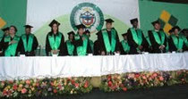 Parte dee los graduandos y público concurrente al evento