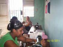 Mujeres del Capotillo aprendiendo a elaborar corchas, cojines sin merecer la atención gubernamental
