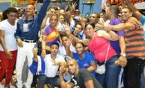 Los directivos de ASOBAE y el Comite Organizador entregan la copa de campeones al Club La Cancha