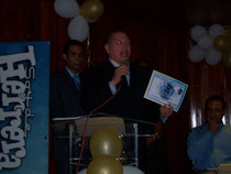 Momentos en que Balbueno Medina, agradece el reconocmiento entregado por la Comunidad Educativa de Manresa.