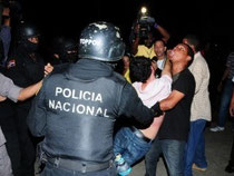 Un estudiante es conducido desmayado por la policia que incursionó en el recinto universitario