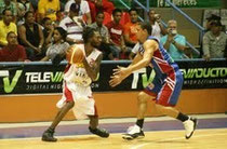 Kevin Sowel San Sebastian frente a la defensa de Aquiles Perdomo de La Cancha