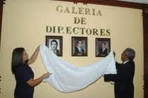 El director del Jardín Botánico ,Ricardo García en compañía de Patricia Mejía, hija del licenciado Milcíades Mejia, durante el deslizamiento en que dejan inaugurada la Galería de Directores del Botánico.