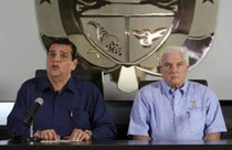  Ricardo Martinelli  y el presidente de la Asamblea Nacional, Sergio Gálvez firman la derogación de la ley 