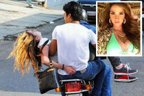 La modelo Génesis Carmona mientras era trasladada a una clínica en un motoconcho el estilo Santo Domingo, Uhhhh