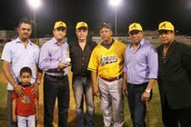 Julio Vargas de Telenord recibe reconocimiento de los Arroceros de San Francisco de Macorís, en la foto figuran el dirigente de los Granjeros de Moca, Robin Lantigua, Machacho González, Erick Then entre otros.