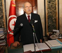 Fued Mebaza, presidente del Parlamento de Túnez, ha jurado hoy su cargo como presidente interino sustituyendo al Primer Ministro Mohamed Ghannouchi que se hizo cargo del poder ayer cuando el presidente Ben Ali abandonó el país después de 23 años de mandat