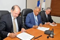 La firma del contrato estuvo a cargo del Gerente General del CNSS, Rafael Pérez Modesto, el Gerente de la consultora CIEDESS, Patricio Zeballos Saavedra, en representación del Director General, Nicolás Starck y José Javier Ruiz, consultor.