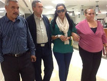 Francina Hungría camina acompañada de  sus padres y un directivo de FUNDI