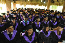 Vista de graduandos presentes en el acto