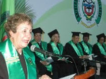La exsecretaria de Educacióm Jacqueline Malagon al momento de disertar a los graduandos