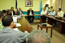 Participantes en la reunión del Observatorio de la Sequía, que se realiza cada semana en la sede del Instituto Nacional de Recursos Hidráulicos (INDRHI).
